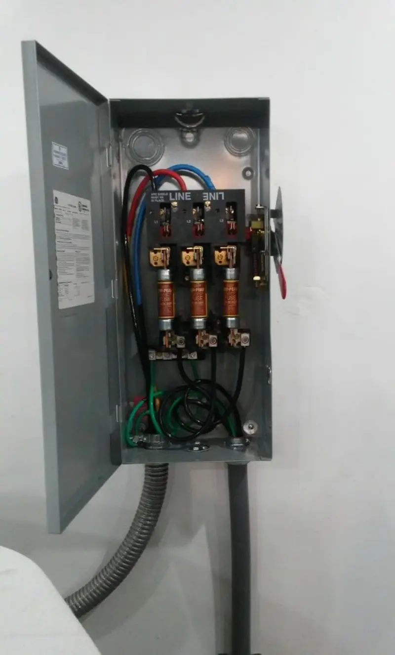 Three-phase disconnect switch installed for Smoke Detector Installation in La Joya